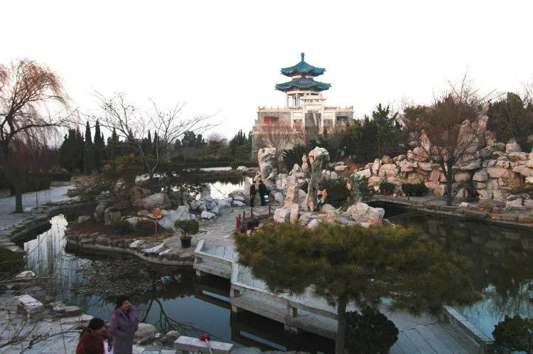原课所附蒲松龄纪念馆园景