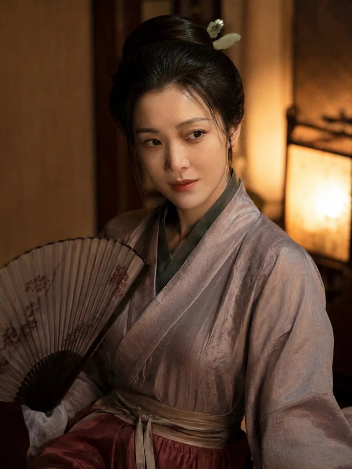 香云身着灰藕紫与深梅衣裙、手持纸扇的成年女性单人肖像
